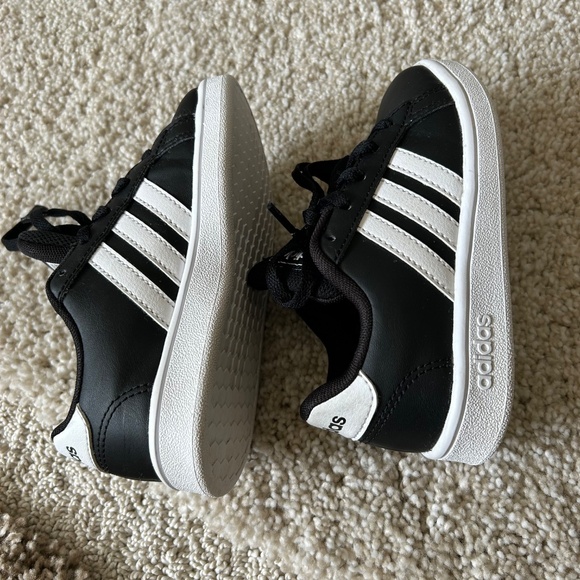 Boys Adidas Court Sneaker Size 11 - Picture 5 of 6